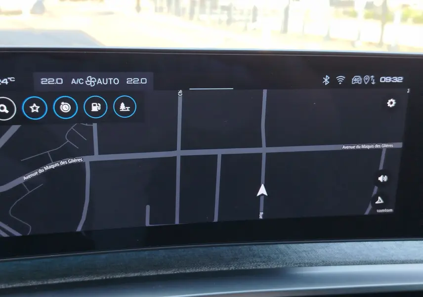 Écran tactile du système de navigation du Peugeot 3008 1.2 Hybride 136 ch GT, affichant une carte en mode nuit.