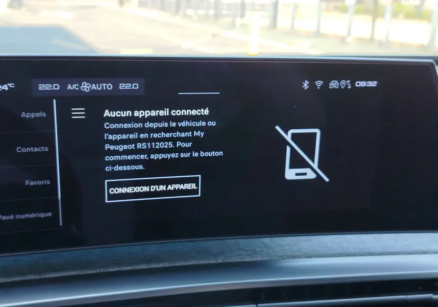 Écran central du tableau de bord du Peugeot 3008 2024 affichant l'interface de connexion Bluetooth sans appareil connecté.