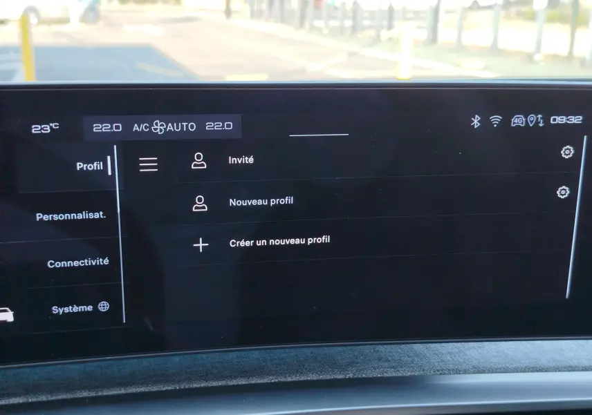 Écran tactile intérieur du Peugeot 3008 2024 affichant le menu profils avec interface moderne et fond noir.