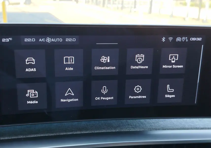 Écran tactile central du Peugeot 3008 2024 affichant les options de climatisation, navigation et aides à la conduite.