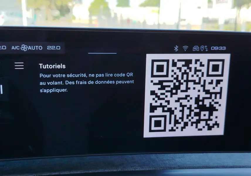 Écran tactile intérieur du Peugeot 3008 2024 affichant un QR code et un message de sécurité sur fond noir.
