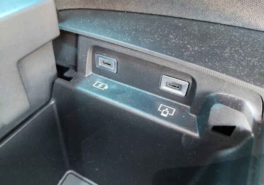 Gros plan sur deux ports USB-C intégrés dans la console centrale noire du Peugeot 3008 Bleu Obsession 2024.