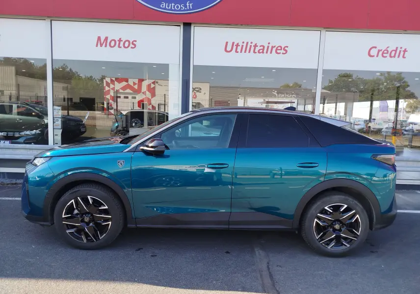 Vue latérale droite du Peugeot 3008 1.2 Hybride 136 ch GT e-DCS6 en Bleu Obsession avec jantes noires bicolores.