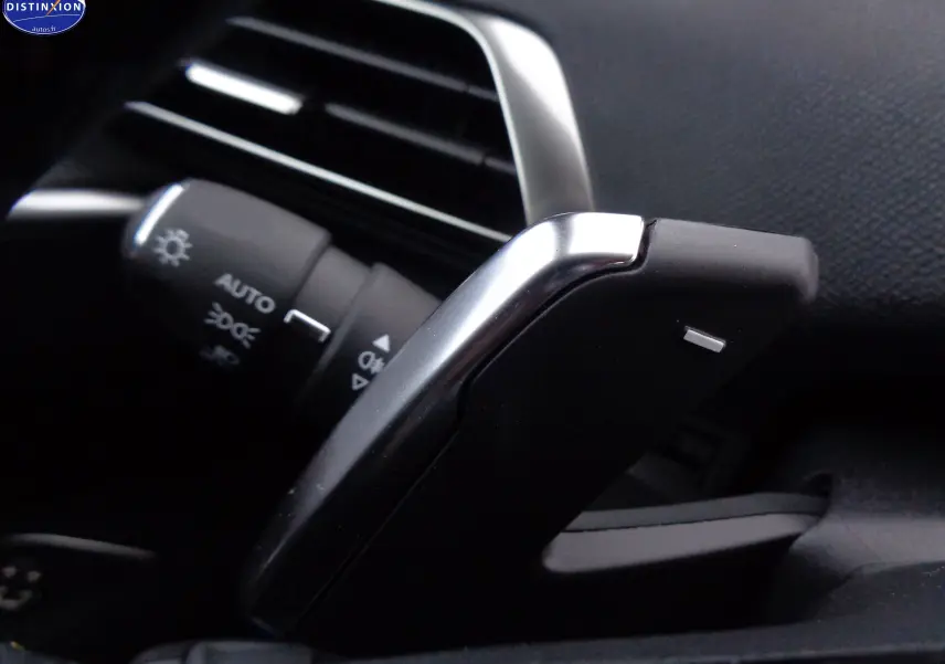 Gros plan sur la palette de changement de vitesse argentée et noire du Peugeot 3008 gris platinium 2023.