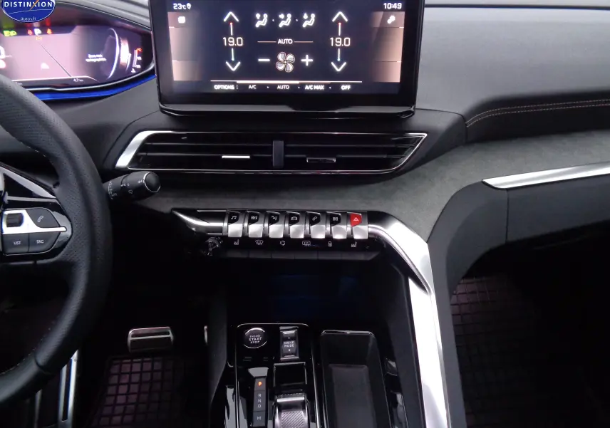 Intérieur du Peugeot 3008 2023 en gris platinium, vue sur la console centrale avec écran tactile et commandes piano.