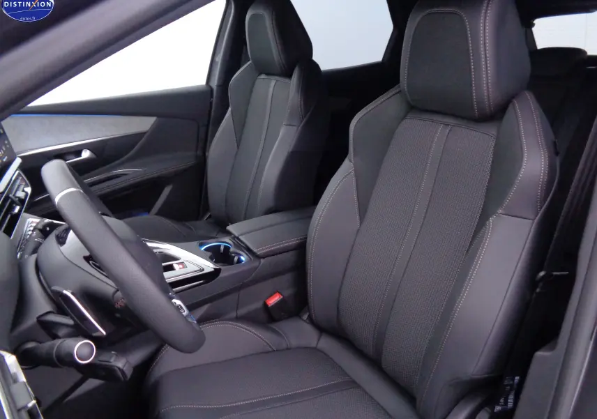 Vue intérieure côté conducteur du Peugeot 3008 2023 avec sièges en cuir noir et surpiqûres contrastantes.