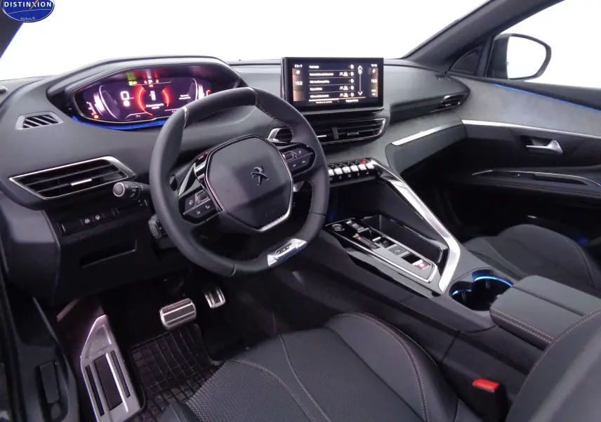 Vue intérieure côté conducteur du Peugeot 3008 gris platinium, avec tableau de bord numérique et volant compact GT.