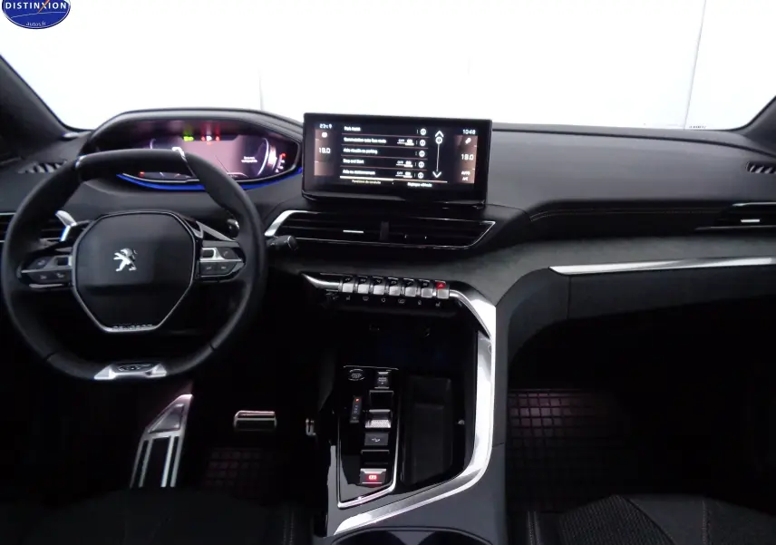 Intérieur du Peugeot 3008 2023 gris platinium, vue du tableau de bord avec écran tactile et volant compact multifonction.