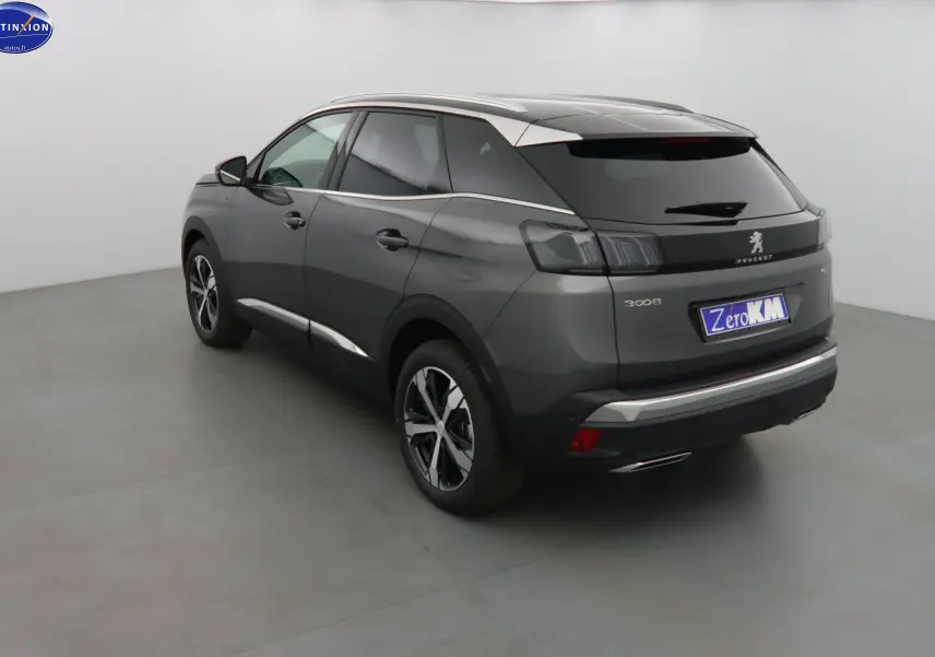 Peugeot 3008 gris platinium métal vue 3/4 arrière droit, avec jantes alliage et vitres teintées.