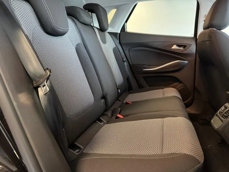 Vue latérale droite de la banquette arrière en tissu noir et gris de l'Opel Grandland 2023 finition Design&Tech