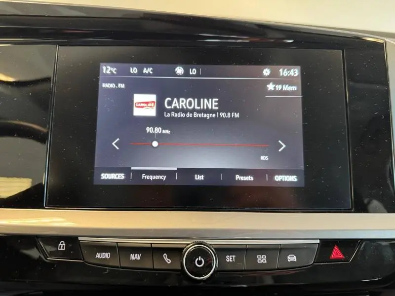 Écran tactile central du tableau de bord de l'Opel Grandland 2023 affichant la radio Caroline 90.8 FM