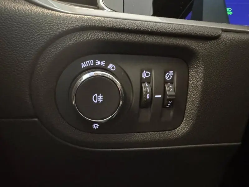 Vue rapprochée des commandes d'éclairage intérieures sur le tableau de bord noir de l'Opel Grandland 2023 Design&Tech.