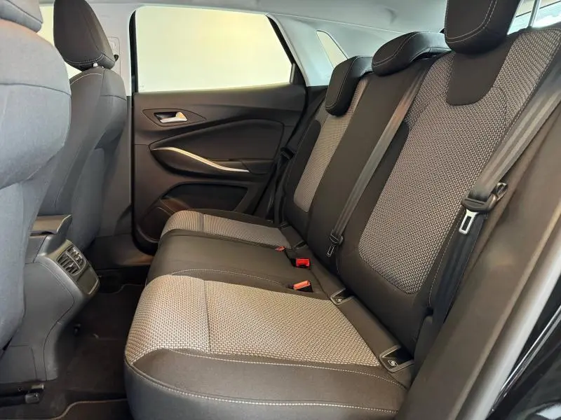 Vue latérale droite de la banquette arrière en tissu bicolore du Opel Grandland 2023 noir Karbon Métallisé.