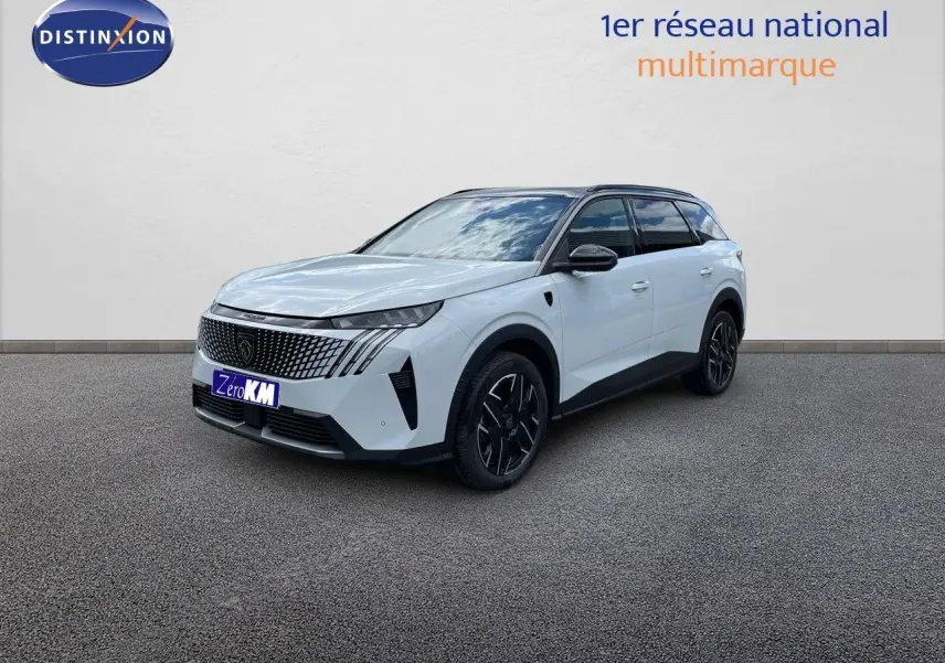 Peugeot 5008 Hybrid 136ch GT blanc Okenite avec toit noir, vue 3/4 avant côté droit sur fond neutre.