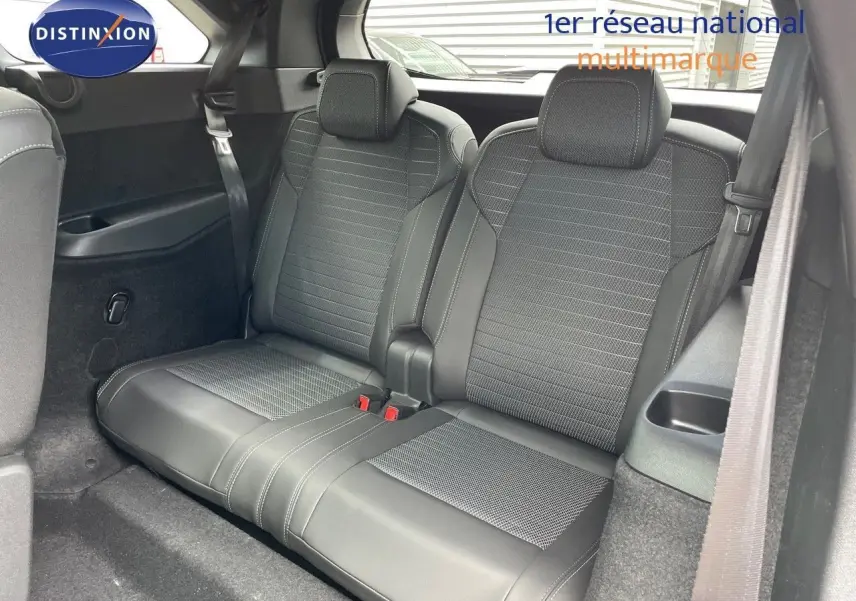 Vue intérieure sur la banquette arrière en cuir noir du Peugeot 5008 Hybrid 2025, soulignant les finitions soignées.