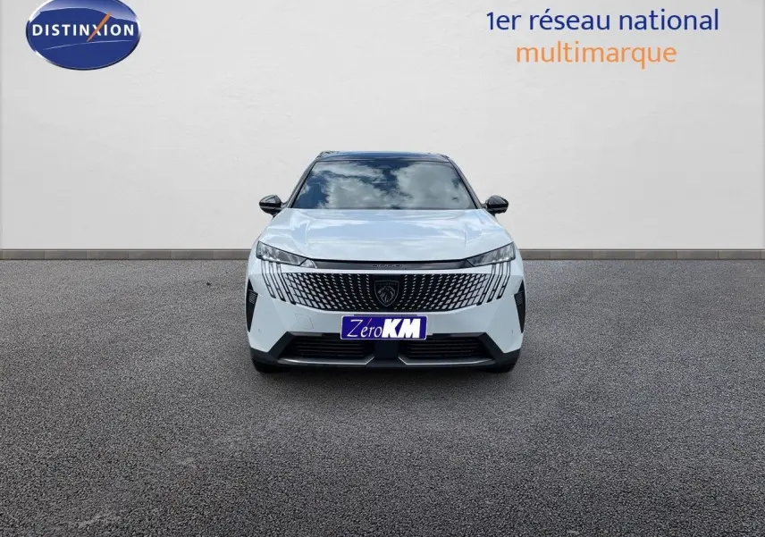 Vue frontale du Peugeot 5008 Hybrid blanc Okenite avec toit noir, mettant en valeur sa calandre distinctive et ses phares LED.