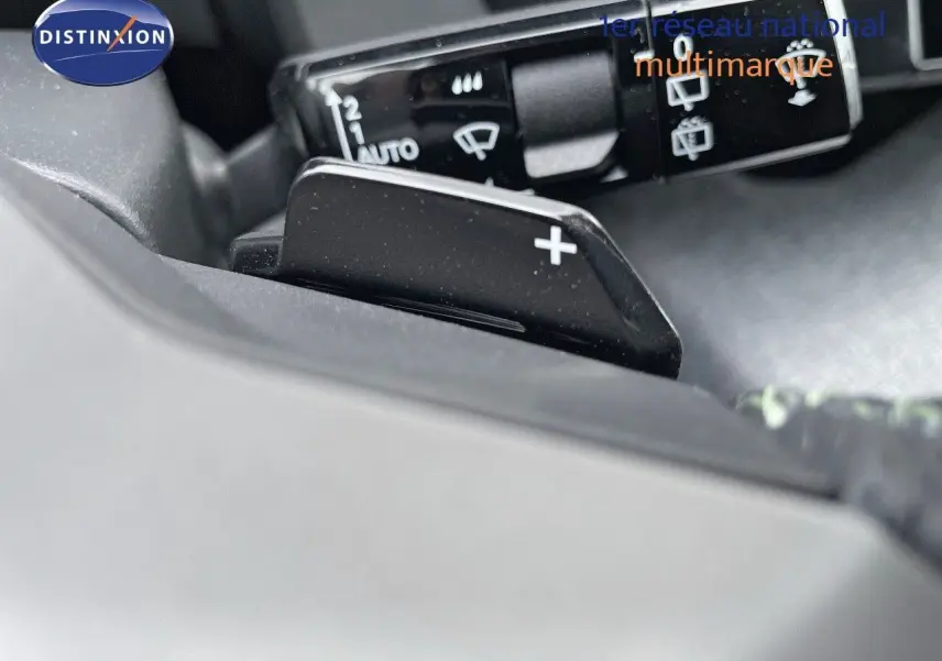 Gros plan sur la palette de changement de vitesse droite du Peugeot 5008 Hybrid 136ch GT, intérieur noir.