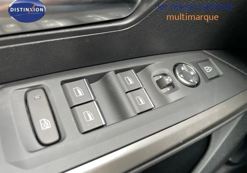 Gros plan sur les commandes des vitres et rétroviseurs côté conducteur du Peugeot 5008 Hybrid blanc Okenite 2025.