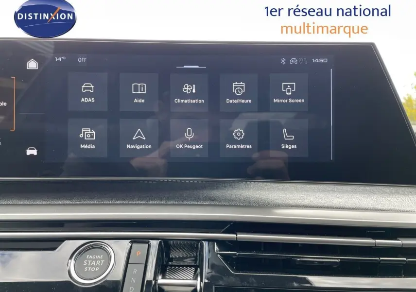 Vue intérieure du tableau de bord du Peugeot 5008 Hybrid 2025 avec écran tactile et bouton start/stop.