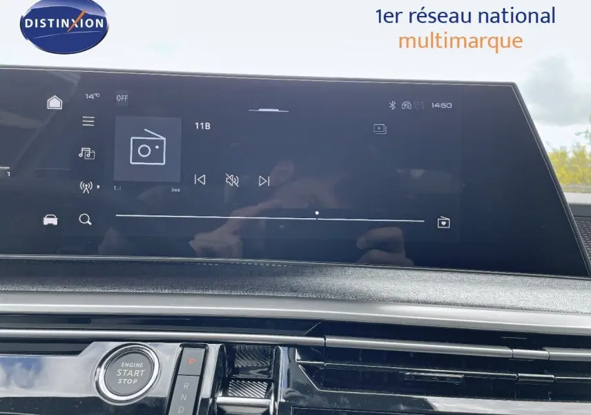 Tableau de bord et écran tactile du Peugeot 5008 Hybrid 2025, avec bouton start/stop et commandes de boîte auto.