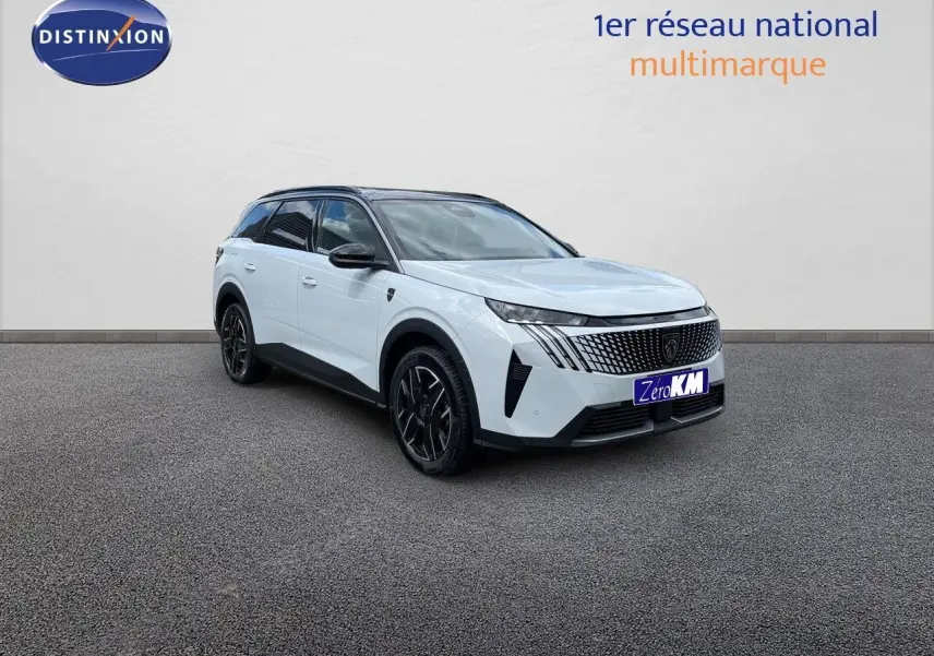 Peugeot 5008 Hybrid blanc Okenite avec toit noir en 3/4 avant droit sur sol gris devant un mur blanc.