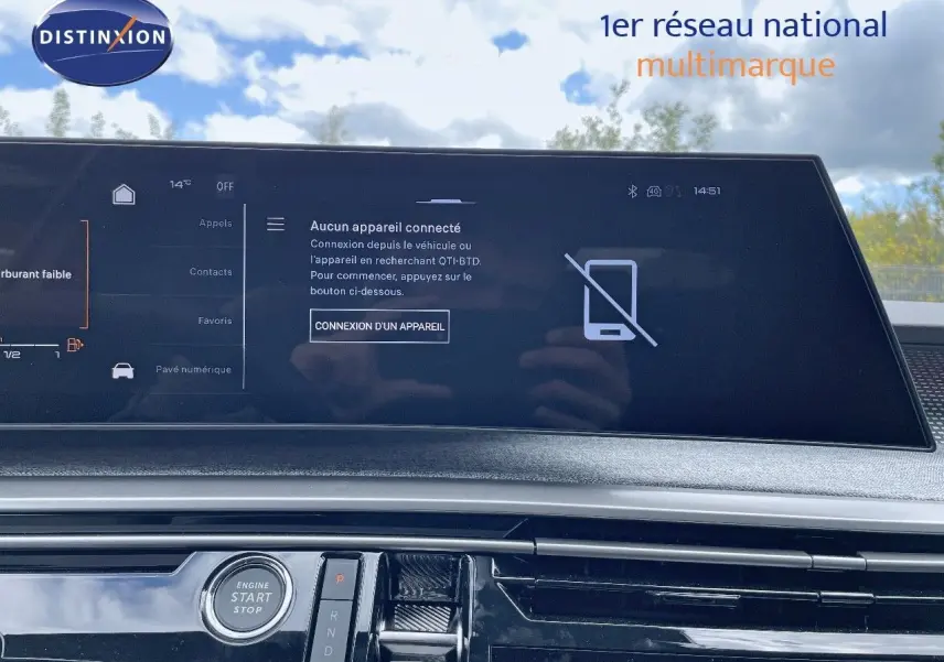 Écran tactile central du tableau de bord du Peugeot 5008 Hybrid 136ch GT 2025 avec interface connectivité visible.