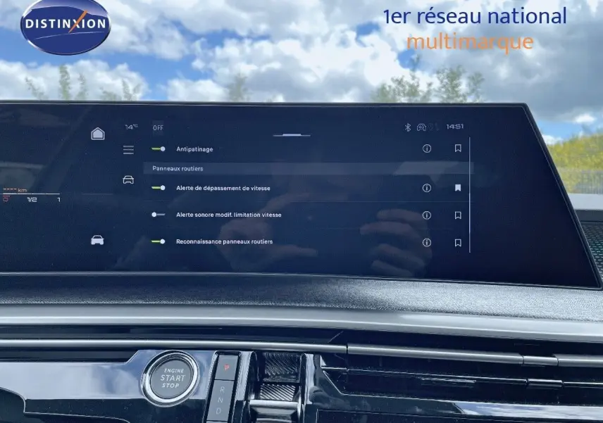 Tableau de bord du Peugeot 5008 Hybrid 136ch GT 2025 avec écran tactile et bouton start/stop en finition noire brillante.
