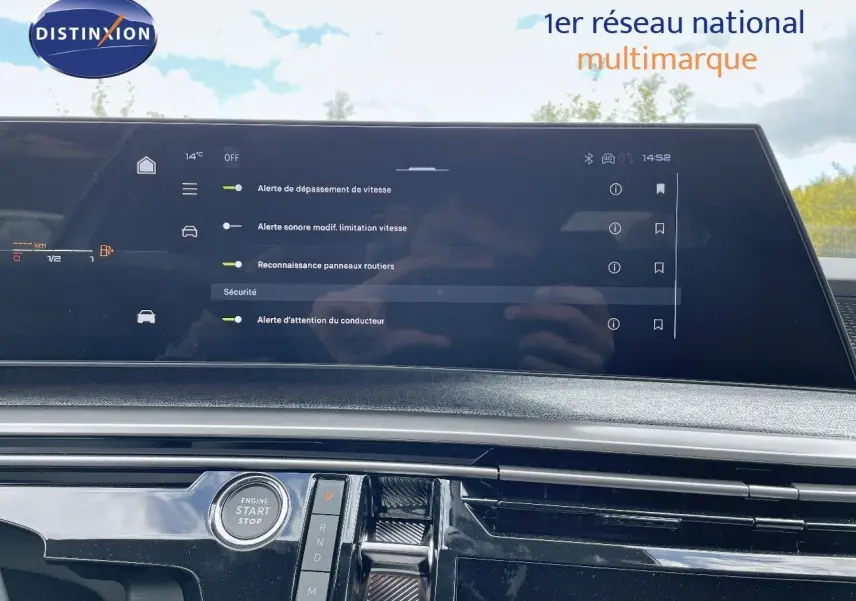 Vue rapprochée de l'écran tactile et console centrale du Peugeot 5008 Hybrid blanc Okenite avec toit noir, finition GT 2025.