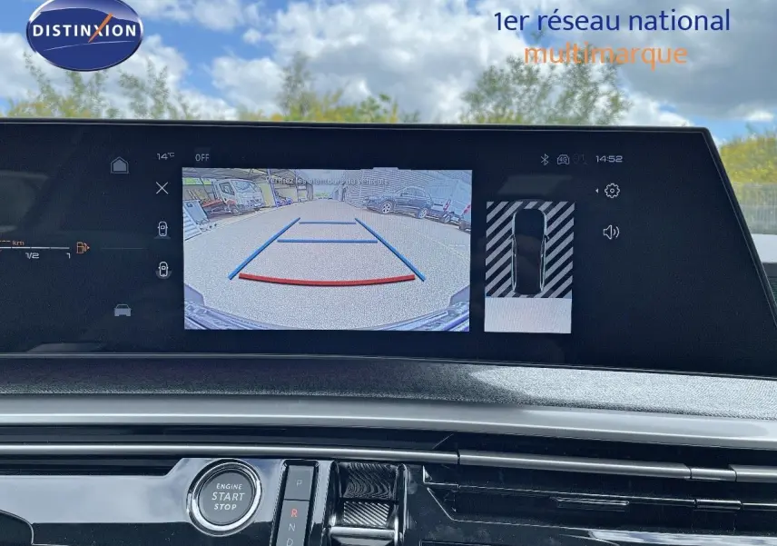 Écran central du Peugeot 5008 Hybrid 136ch GT 2025 montrant la caméra de recul et la console avec bouton start/stop.