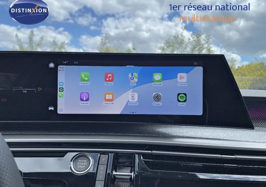 Écran tactile central affichant des applications dans l'habitacle du Peugeot 5008 Hybrid 136ch GT de 2025.