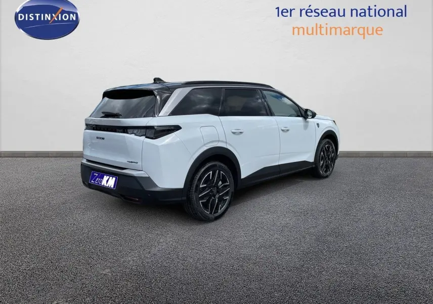 Peugeot 5008 Hybrid blanc Okenite avec toit noir, vue 3/4 arrière droit sur fond neutre.