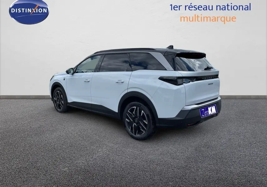 Peugeot 5008 Hybrid 136ch GT blanc okenite avec toit noir, vue 3/4 arrière côté gauche sur fond neutre.