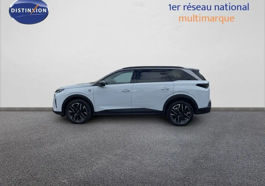 Profil gauche du Peugeot 5008 HYBRID 136CH GT blanc Okenite avec toit noir et jantes noires biton.