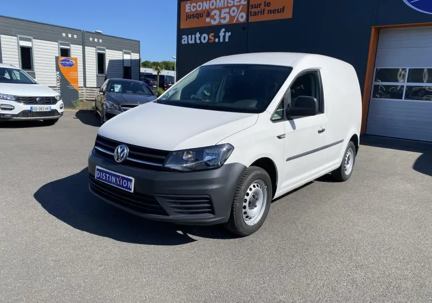Volkswagen Caddy Van blanc candy vu en 3/4 avant droit avec pare-chocs noirs et jantes acier simples.
