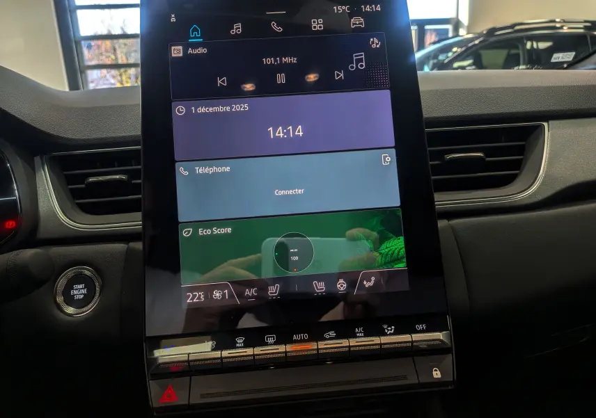 Écran tactile central du tableau de bord du Renault Captur 2025, avec commandes climatisation et bouton start/stop visibles.