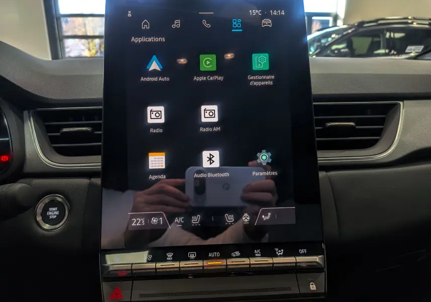 Écran tactile central du tableau de bord du Renault Captur 2025, affichant les applications connectées.