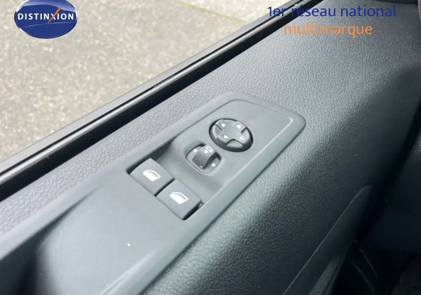 Gros plan sur les commandes des vitres et rétroviseurs côté conducteur du Citroën Jumpy gris Artense 2025.