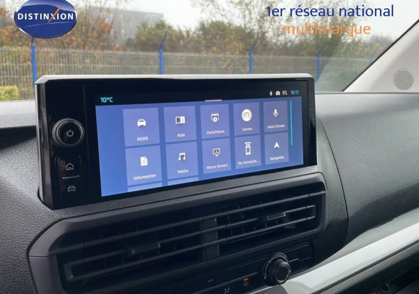 Écran tactile central du tableau de bord du Citroën Jumpy 2025, affichant le menu multimédia et navigation.