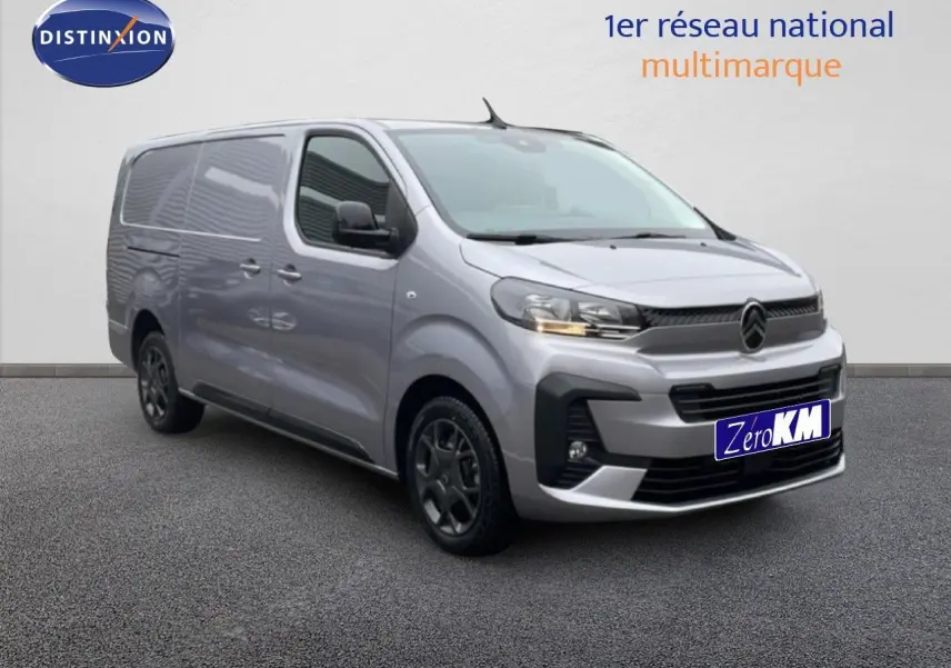Vue 3/4 avant d’un Citroën Jumpy Van Long L3 gris Artense métallisé avec calandre noire et jantes foncées.