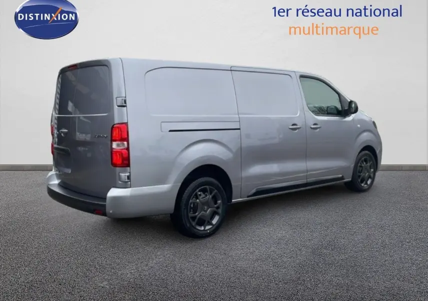 Vue 3/4 arrière droite d’un Citroën Jumpy Van Long gris Artense métallisé avec jantes noires et vitres teintées.