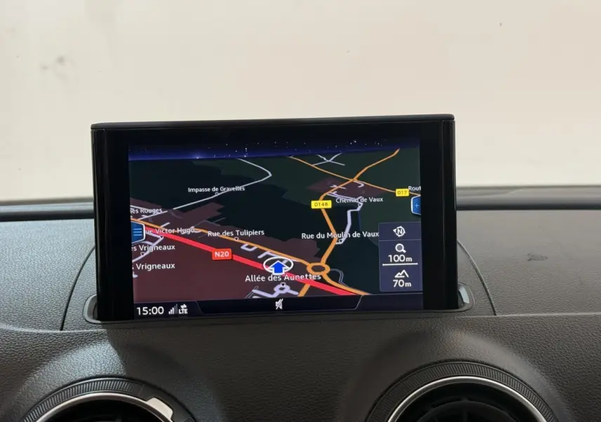 Écran de navigation 7 pouces affichant une carte, intégré au tableau de bord d'une Audi A3 bleu 2018.