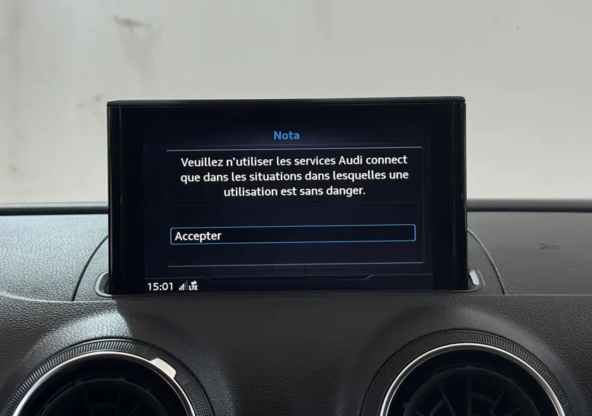 Écran central multifonctions affichant un message d'alerte dans l'habitacle d'une Audi A3 Business Line 2018.