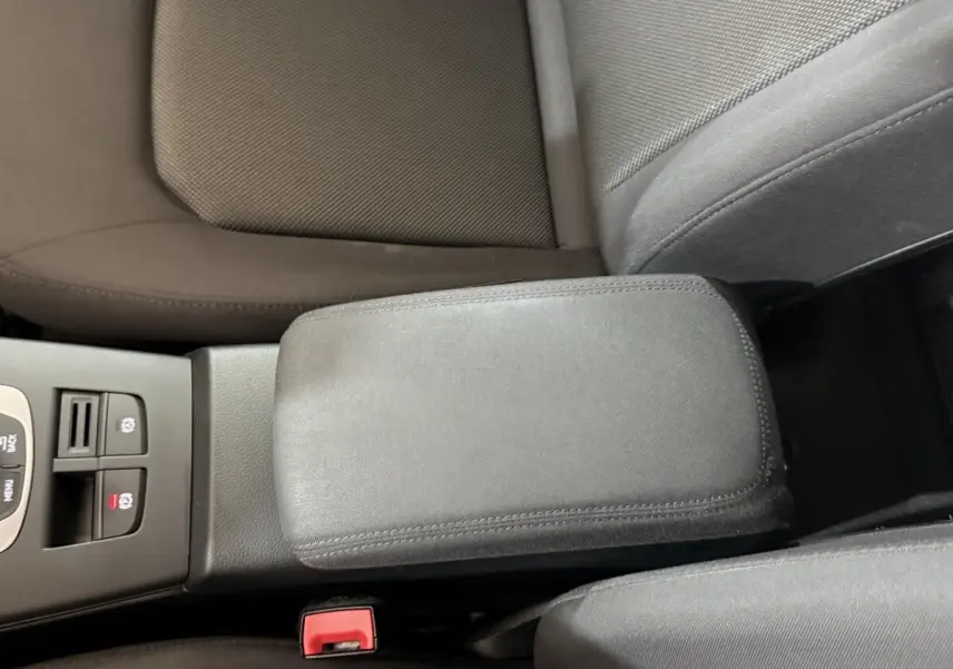 Vue rapprochée de l'accoudoir central et des sièges avant en tissu gris foncé de l'Audi A3 2.0 TDI 2018.