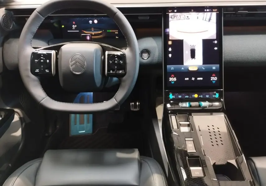 Vue intérieure du poste de conduite du Citroën C5 Aircross 2026, volant cuir noir et écran tactile vertical.