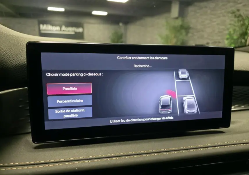 Écran tactile intérieur affichant l'aide au stationnement avec vue 3D du véhicule Alfa Romeo Tonale.