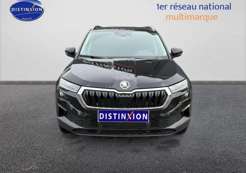 Vue de face d'un Skoda Karoq noir 2025 avec calandre chromée et phares LED distinctifs.