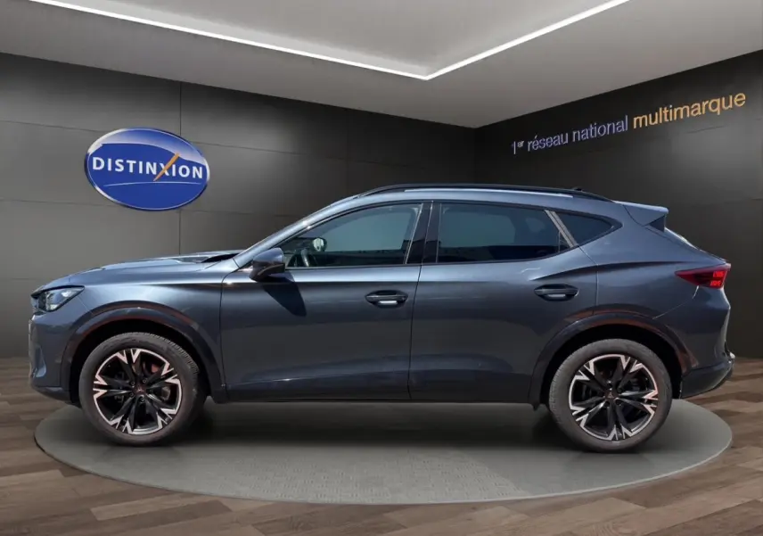 Profil droit d'un SUV CUPRA Formentor gris foncé 2025 avec jantes alliage noires et détails cuivrés.