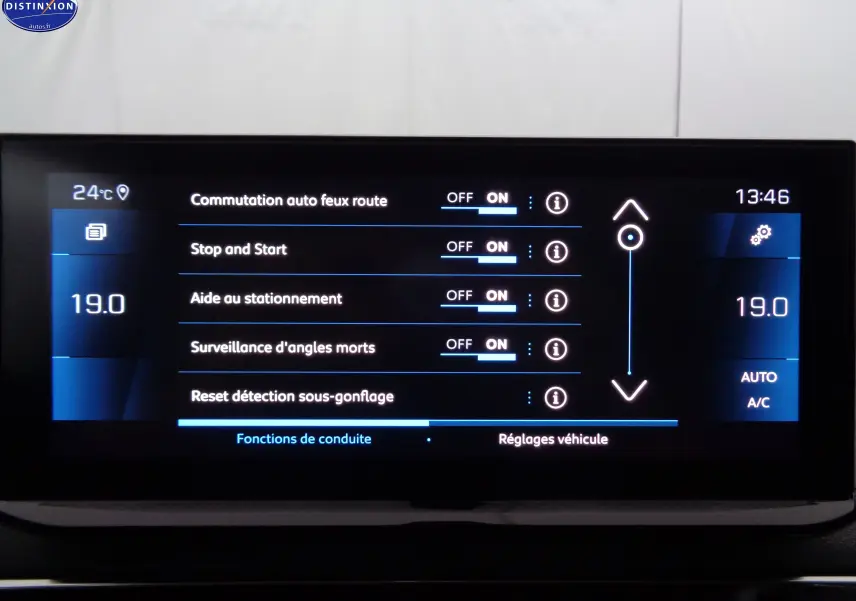 Écran tactile du tableau de bord du Peugeot 3008 noir perle métal, affichant les réglages d’aides à la conduite et climatisation.