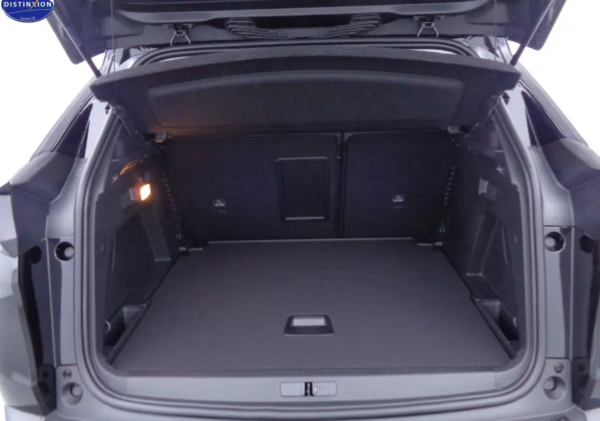 Coffre ouvert d’un Peugeot 3008 noir perle métal, vue arrière montrant un espace de chargement spacieux et propre.