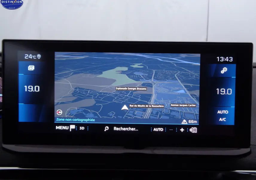 Écran central du Peugeot 3008 2023 affichant la navigation en 3D et la climatisation réglée à 19°C.